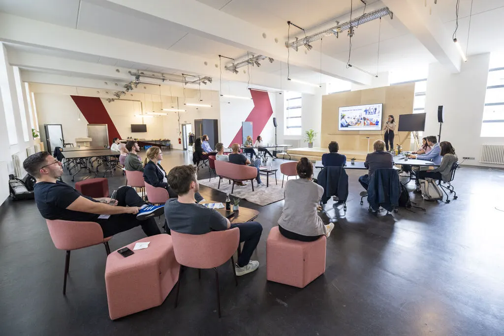 Startups and experts at a mentoring session in the Future Energy Lab
